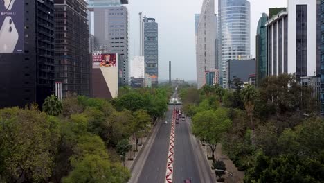 Vista-Aérea-A-Lo-Largo-Del-Paseo-De-La-Reforma-Acercándose-A-La-Rotonda-De-Diana-Cazadora,-Con-Vista-A-Los-Rascacielos-Y-Al-Castillo-De-Chapultepec-Al-Fondo,-Ciudad-De-México