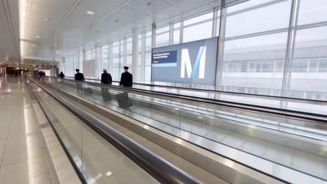 Piloten-Und-Airline-Mitarbeiter-Auf-Rollsteig-Am-Flughafen-München