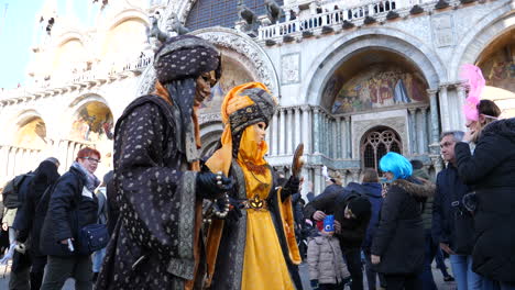 Hermosa-Pareja-Con-Máscara-Ornamental-Y-Traje-Antiguo-Tradicional-Durante-El-Famoso-Carnaval-De-Venecia-En-Italia