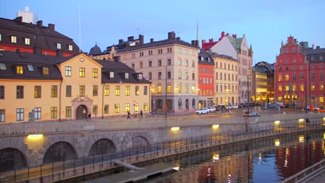Gebäude-Am-Flussufer-Mit-Archaischer-Architektur-In-Gamla-Stan,-Altstadt-In-Stockholm,-Schweden