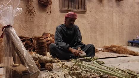 Pescador-Haciendo-Cuerdas-Con-Hojas-De-Palma-Secas,-Es-Una-Ocupación-Tradicional-En-Los-Países-árabes-Y-Parte-De-La-Cultura-árabe