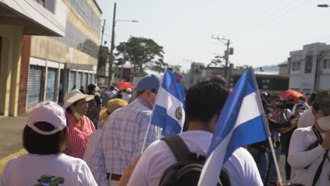Salvadoreños-Ondean-Banderas-Nacionales-Durante-Una-Protesta-Pacífica-En-Las-Calles-De-La-Ciudad-Contra-El-Actual-Presidente-Nayib-Bukele---Cámara-Lenta