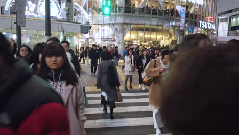 4k-Hd-Video-Pov-De-Muchas-Personas-Caminando-En-El-área-De-La-Calle-Shibuya-En-La-Noche-Antes-Del-Brote-De-Covid19