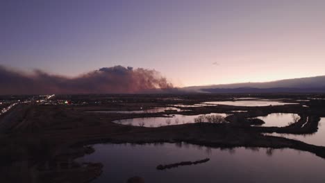 Vista-Aérea-De-Drones-Del-Incendio-Marshall-En-El-Condado-De-Boulder,-Humo-De-Incendios-Forestales-De-Colorado-Al-Atardecer
