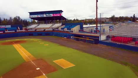 Video-De-Drones-4k-Del-Campo-De-Béisbol-Goldpanner-En-Fairbanks,-Ak-Durante-El-Día-De-Verano