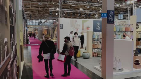 Cámara-Lenta:-Mujeres-Con-Mascarilla-Caminando-Sobre-Alfombra-Rosa-En-La-Exposición-De-Diseño-De-Interiores-En-Alemania---Pandemia-De-Covid19-En-Europa