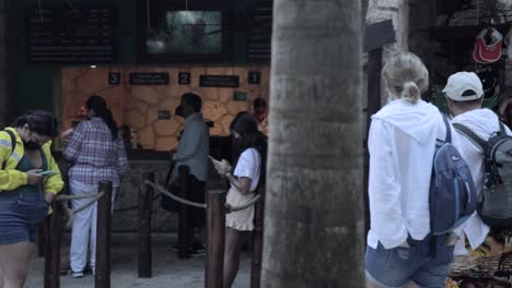 Gente-En-La-Estación-De-Boletos-En-El-Parque-De-Diversiones-Xcaret-En-México