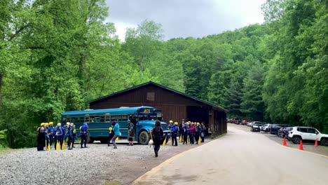 Gruppe-Von-Sparren-Oder-Touristen,-Die-Darauf-Warten,-In-Den-Ass-Bus-Einzusteigen