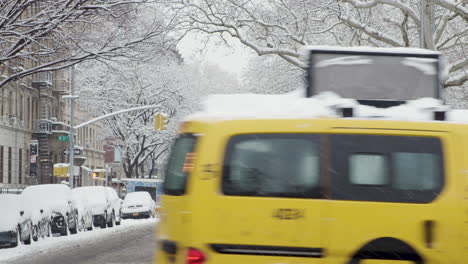 Person-Fährt-Während-Eines-Schneesturms-Mit-Dem-Fahrrad-Die-New-York-City-Avenue-Entlang