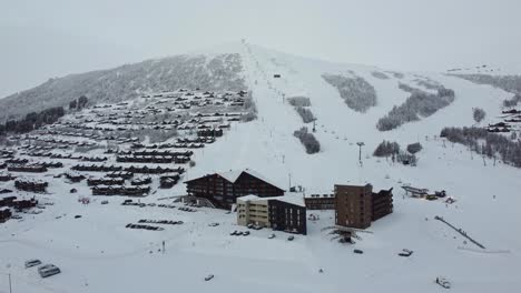 Myrkdalen-Hotel--Und-Apartmentgebäude-Mit-Im-Hintergrund-Laufendem-Skilift---Am-Frühen-Morgen-Vorwärts-Bewegende-Antenne-In-Der-Wintersaison-Mit-Skifahrern