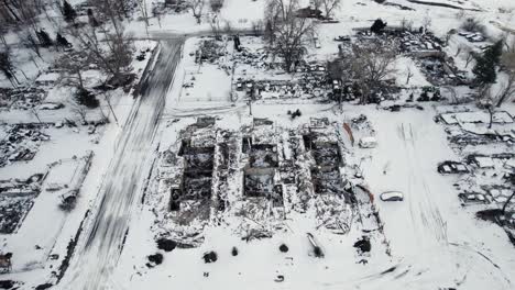 Vista-Aérea-De-Drones-De-Edificios-Residenciales-Y-Vehículos-Incendiados-En-El-Condado-De-Boulder-De-Colorado-Superior,-Ee.uu.-Después-Del-Desastre-Del-Incendio-Forestal-Marshall-Fire