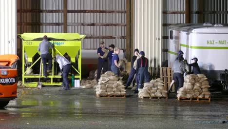 Trabajadores-De-La-Ciudad-Produciendo-Sacos-De-Arena-Para-Combatir-Las-Inundaciones-En-Abbotsford,-Columbia-Británica,-Canadá