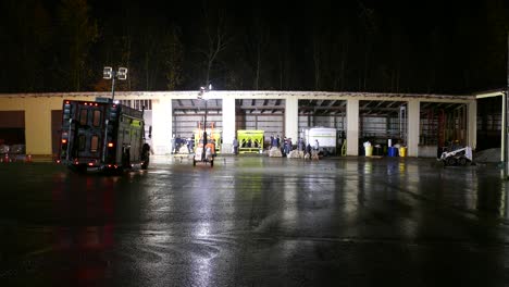 Bomberos-Y-Voluntarios-Preparan-Sacos-De-Arena-Por-La-Noche