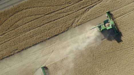 Elevación-Aérea-Directamente-Sobre-La-Cosechadora-De-Granos-En-Saskatchewan,-Canadá