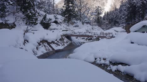 Pueblo-Onsen-Congelado-En-Las-Montañas-Nagano,-Alpes-Japoneses-4k