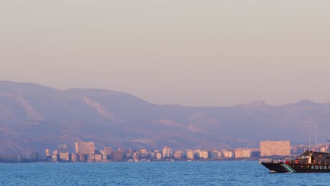 Spanisches-Zolldienstschiff-Im-Dienst,-Das-Segelt,-Um-Die-Sicherheit-Der-Alicante-bucht-Zu-Gewährleisten