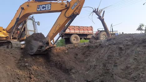 Ein-Bagger-Und-Ein-Traktor-Graben-Und-Laden-Den-Bauboden