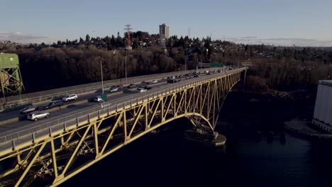 Autoverkehr-Auf-Der-Eisenarbeiter-gedenkbrücke-In-Vancouver-In-Kanada