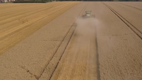 Erntedrohne-Fliegt-Durch-Erntestaub-Und-Dann-über-Claas-Maschine