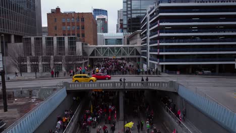 Multitud-Marchando-En-La-Calle-Acercándose-Al-Puente-Calgary-Protesta-12-De-Febrero-De-2022