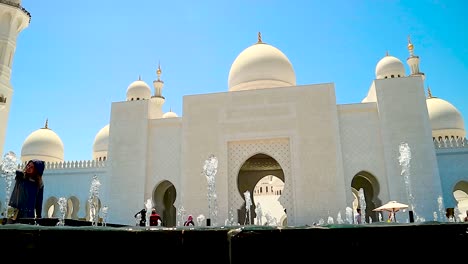 Weiße-Marmormoschee-Von-Sheikh-Zayed-Mit-Brunnen-Im-Vordergrund,-Zoom-In-Aufnahme