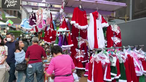 Ein-Straßenhändler-Organisiert-In-Hongkong-Weihnachtswaren-Zum-Verkauf-Wie-Hüte,-Schmuck-Und-Kostüme