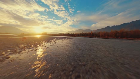 Drone-Fpv-Volando-Por-El-Valle-De-Ríos-Y-Montañas-En-Austria