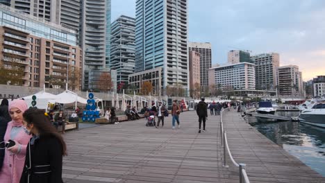 Vista-Del-Puerto-De-La-Bahía-De-Zaitunay-Con-Turistas-Caminando-Y-Disfrutando-Del-Lugar-Beirut,-Líbano---01-De-Enero-De-2022