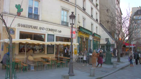 Menschen-Im-Berühmten-Buchhandlungscafé-Von-Shakespeare-And-Company-Im-Quartier-Latin-In-Paris,-Frankreich