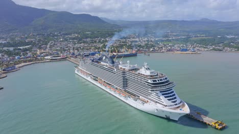 Vista-Aérea-Del-Crucero-Msc-Seashore-Primero-En-Atracar-En-El-Nuevo-Puerto-De-Taino-Bay,-Puerto-Plata,-República-Dominicana