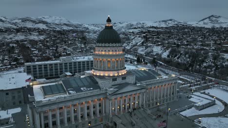 Imágenes-Aéreas-Del-Capitolio-Del-Estado-De-Utah-En-Invierno---Camión-A-La-Izquierda-Y-Movimiento-Panorámico