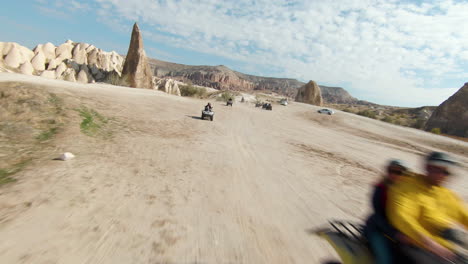 Tour-De-Atv-En-Capadocia---Turistas-Montando-Quads-Para-Visitar-Los-Famosos-Valles-Y-Chimeneas-De-Hadas-En-Turquía