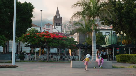 Turistas-Sentados-En-El-Parque-Frente-A-La-Cafetería-Y-La-Catedral-De-Funchal-En-La-Isla-De-Madeira,-Portugal