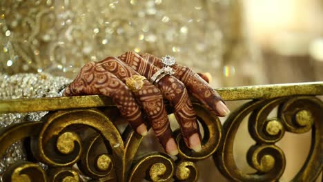 Nahaufnahme-Der-Finger-Der-Asiatischen-Bräute,-Die-Mit-Wunderschönem-Mehndi-Design-Bedeckt-Sind-Und-über-Dem-Geländer-Ruhen