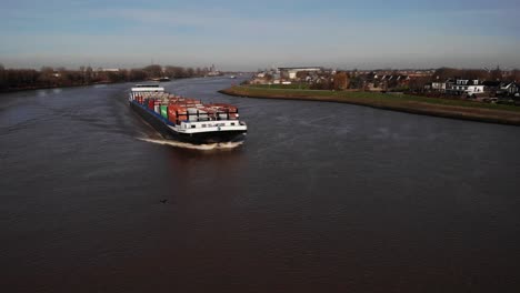 Blick-Auf-Das-Missouri-Frachtschiff,-Das-Sich-Dem-Fluss-Noord-Nähert-Und-Entlang-Fährt