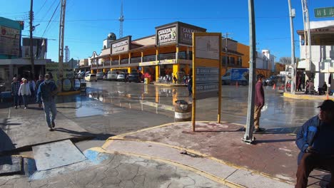 Gente-Que-Pasa-Por-Una-Calle-Que-Viene-Temprano-En-La-Mañana