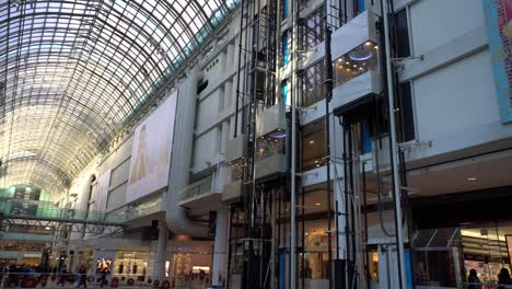 3-Aufzüge-In-Bewegung,-Die-Sich-In-Einem-Großen-Einkaufszentrum-Auf-Und-Ab-Bewegen---Siehe-Toronto-Eaton-Center