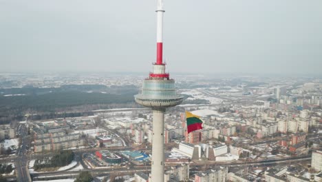 Antena:-Ciudad-De-Vilnius-Con-Torre-De-Televisión-Y-Bandera-Lituana-Ondeando