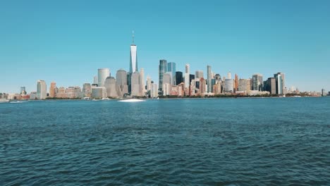 Eine-Progressive-Drohnenaufnahme-Der-Skyline-Von-New-York,-Die-Immer-Näher-Kommt