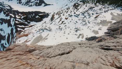 Dji-Fpv-drohne,-Die-Im-Winter-Zur-Goldenen-Stunde-Eine-Bergkette-In-Alberta,-Kanada-Hinuntertaucht