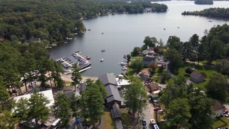 Aerial-view-towards-the-Indian-Ranch,-in-sunny-Webster,-USA---tilt,-drone-shot