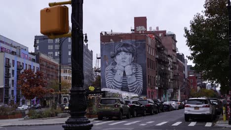 Calles-Icónicas-Y-Majestuoso-Arte-De-Pared-De-Edificio-En-La-Ciudad-De-Nueva-York,-Tiro-Al-Revés-De-Dolly