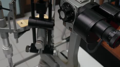 Biomikroskop-Oder-Eine-Spaltlampe-Ist-Ein-Mikroskop-Mit-Hellem-Licht,-Das-Während-Einer-Augenuntersuchung-Verwendet-Wird