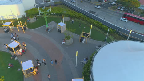 Video-De-Drones-En-Un-Centro-Comercial-Al-Atardecer,-Al-Aire-Libre,-Puesta-De-Sol,-Gente-Caminando,-Pequeñas-Tiendas