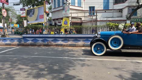 Un-Auto-Antiguo-Está-Pasando-Por-La-Calle-De-Kolkata-En-Un-Mitin-De-Autos-Antiguos-En-Kolkata,-India