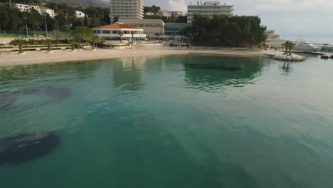 Revelación-Aérea-Del-Hotel-Y-Spa-Frente-A-La-Playa,-Marina-Lav---Split,-Croacia