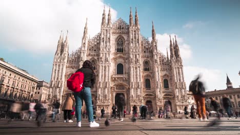 Lapso-De-Tiempo-Del-Centro-De-La-Ciudad-De-Milano-Catedral-De-La-Plaza-Principal-Del-Duomo-Llena-De-Turistas