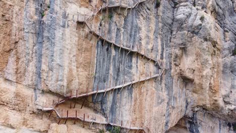 Pasarelas-De-Montfalco-En-Congost-De-Mont-Rebei-Canyon,-Cataluña-Y-Aragón,-Norte-De-España---Vista-Aérea-De-Drones-De-Las-Peligrosas-Escaleras-Aterradoras-Y-La-Ruta-De-Senderismo-A-Lo-Largo-De-Los-Escarpados-Acantilados