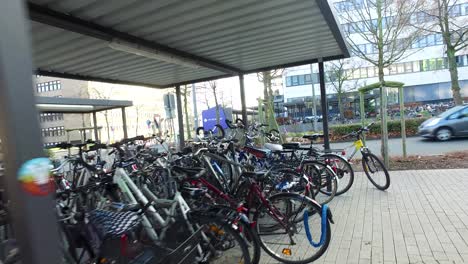 Schnelle-Kamerabewegung-Hinter-Geparkten-Fahrrädern-In-Deutschland