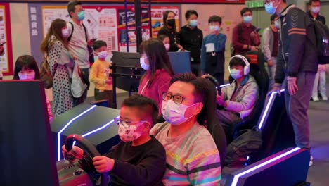 Familien-Spielen-Thematische-Rennvideospiele-Während-Der-International-Motor-Expo,-Auf-Der-Wärme--Und-Elektroautos-Und--motorräder-In-Hongkong-Vorgestellt-Werden